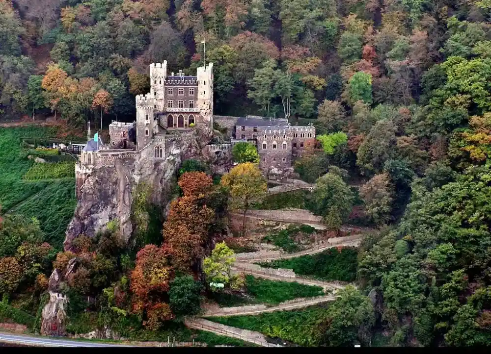 Burg Rheinstein über dem Rheintal